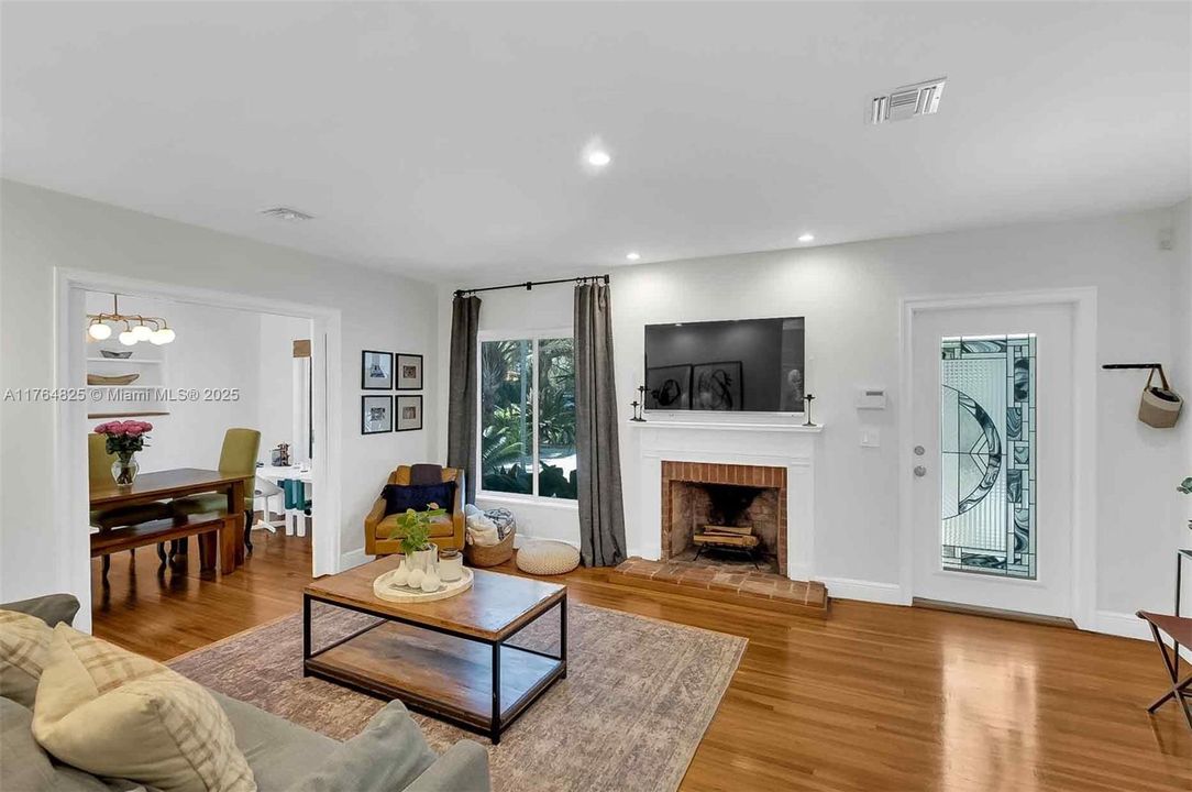 Vendido Recientemente: $1,375,000 (3 camas, 2 baños, 1914 Pies cuadrados)