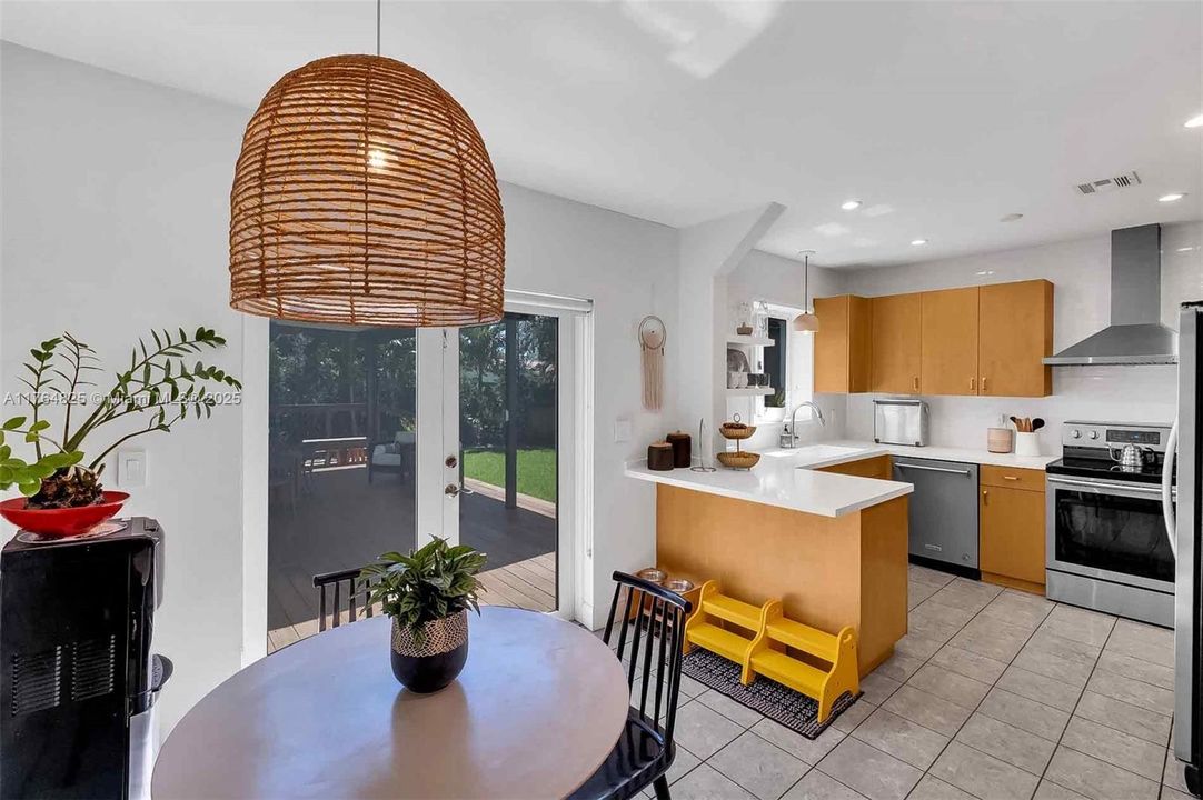 Vendido Recientemente: $1,375,000 (3 camas, 2 baños, 1914 Pies cuadrados)