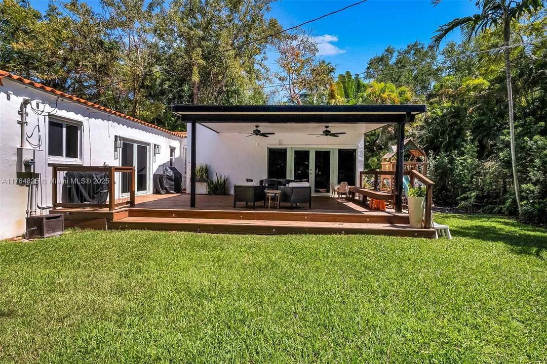 Vendido Recientemente: $1,375,000 (3 camas, 2 baños, 1914 Pies cuadrados)