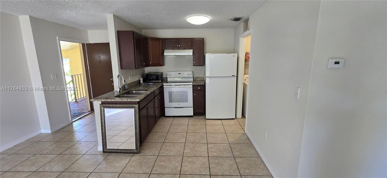 Недавно арендовано: $1,750 (2 спален, 1 ванн, 930 Квадратных фут)