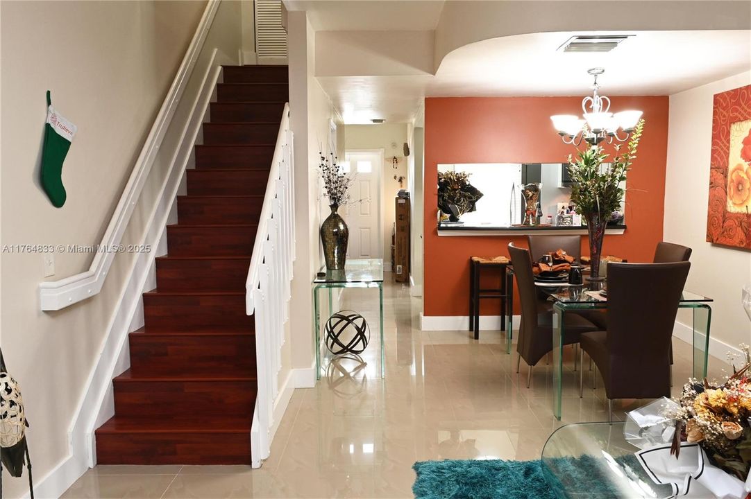 待售: $419,999 (2 贝兹, 2 浴室, 1110 平方英尺)