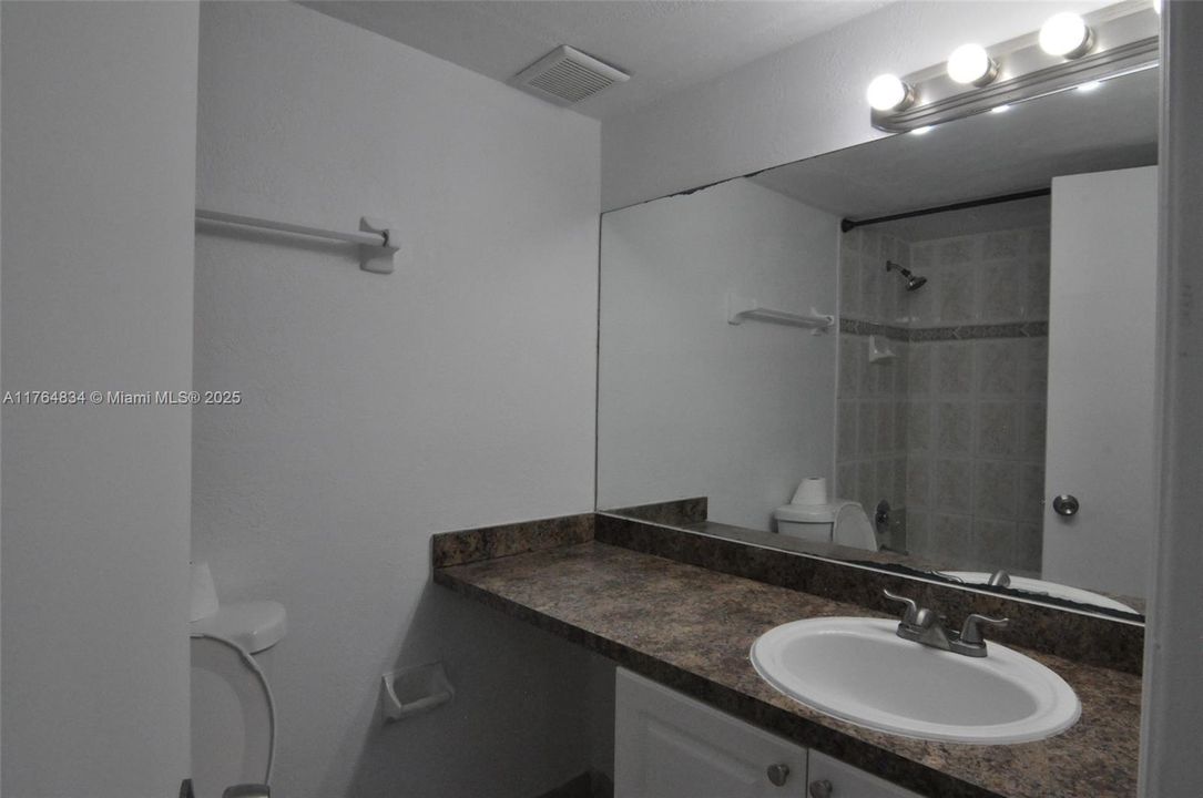 最近售出: $195,000 (2 贝兹, 1 浴室, 770 平方英尺)