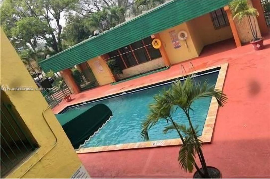 最近售出: $195,000 (2 贝兹, 1 浴室, 770 平方英尺)