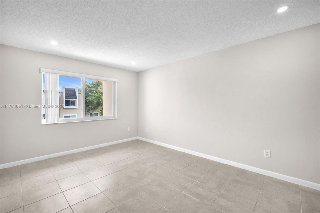 Recently Rented: $1,850 (1 beds, 1 baths, 712 Square Feet)