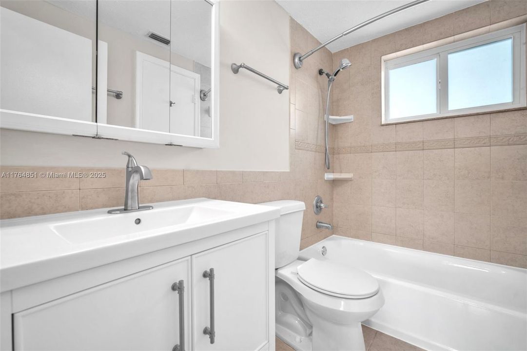 Recently Rented: $1,850 (1 beds, 1 baths, 712 Square Feet)