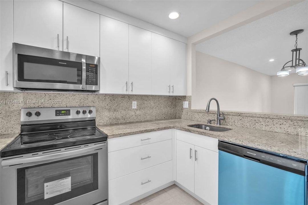 Recently Rented: $1,850 (1 beds, 1 baths, 712 Square Feet)