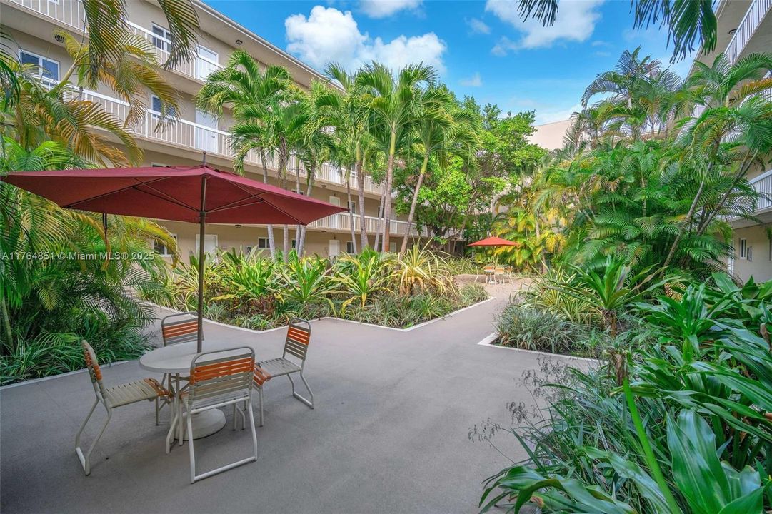 Recently Rented: $1,850 (1 beds, 1 baths, 712 Square Feet)