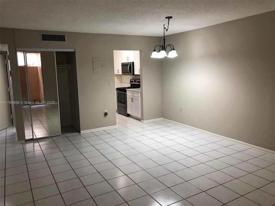 最近租的: $1,950 (1 贝兹, 1 浴室, 725 平方英尺)