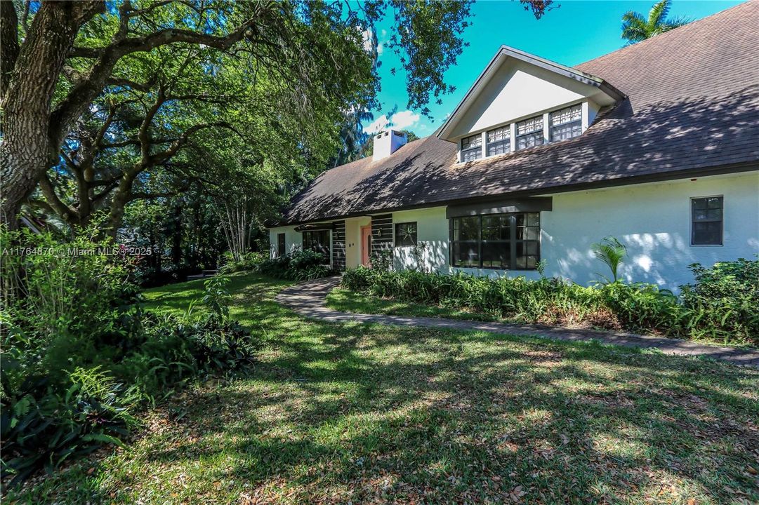 Vendido Recientemente: $1,199,000 (5 camas, 4 baños, 4247 Pies cuadrados)