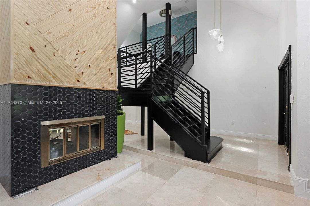 Vendido Recientemente: $1,199,000 (5 camas, 4 baños, 4247 Pies cuadrados)