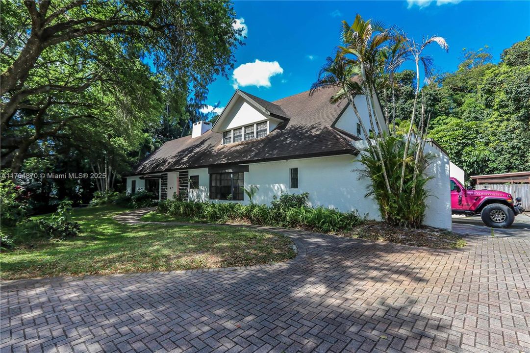 Vendido Recientemente: $1,199,000 (5 camas, 4 baños, 4247 Pies cuadrados)