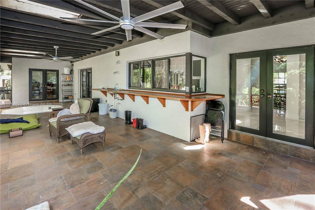 Vendido Recientemente: $1,199,000 (5 camas, 4 baños, 4247 Pies cuadrados)