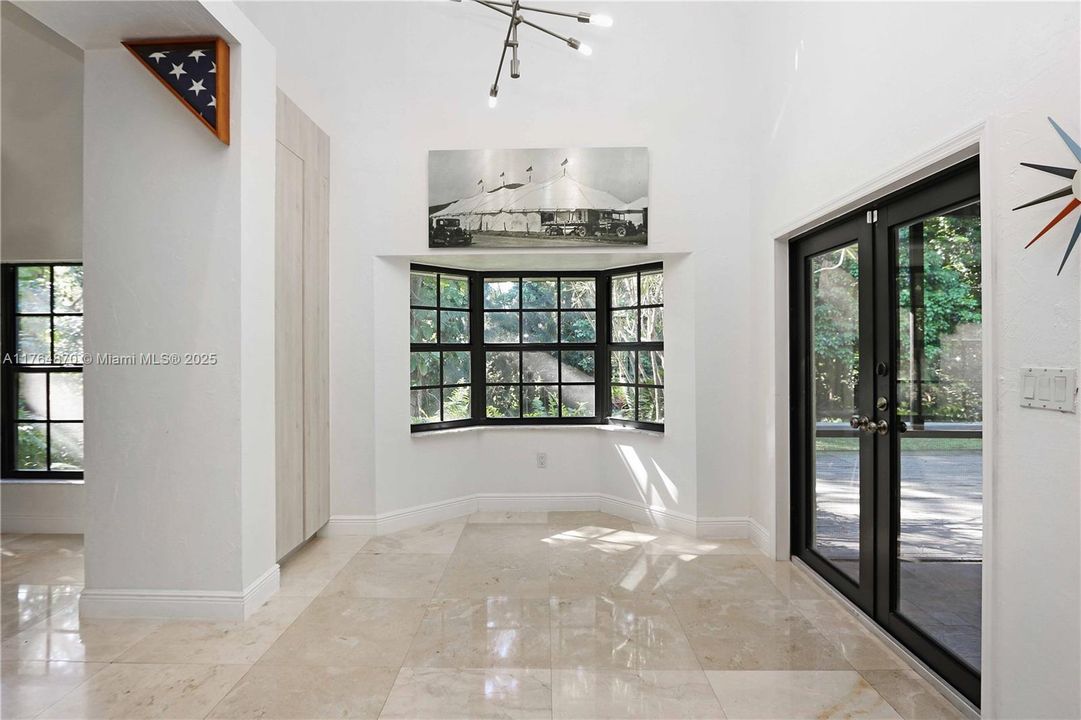 Vendido Recientemente: $1,199,000 (5 camas, 4 baños, 4247 Pies cuadrados)