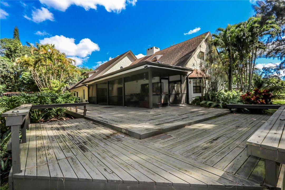 Vendido Recientemente: $1,199,000 (5 camas, 4 baños, 4247 Pies cuadrados)