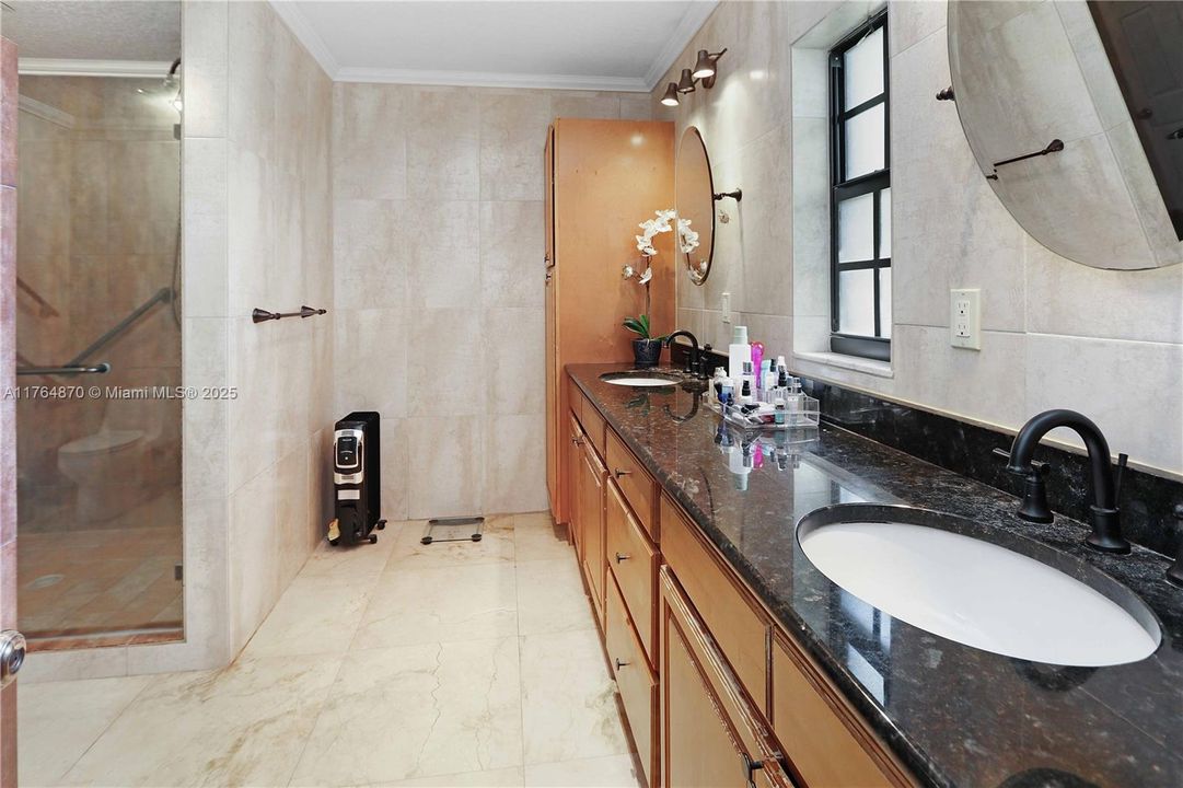 Vendido Recientemente: $1,199,000 (5 camas, 4 baños, 4247 Pies cuadrados)