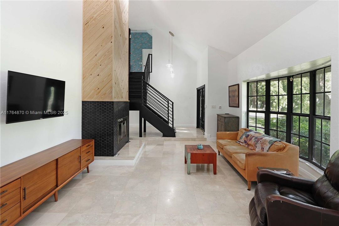 Vendido Recientemente: $1,199,000 (5 camas, 4 baños, 4247 Pies cuadrados)