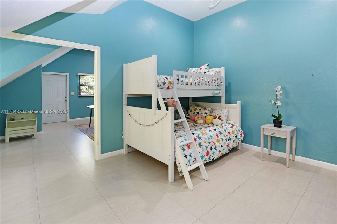 Vendido Recientemente: $1,199,000 (5 camas, 4 baños, 4247 Pies cuadrados)