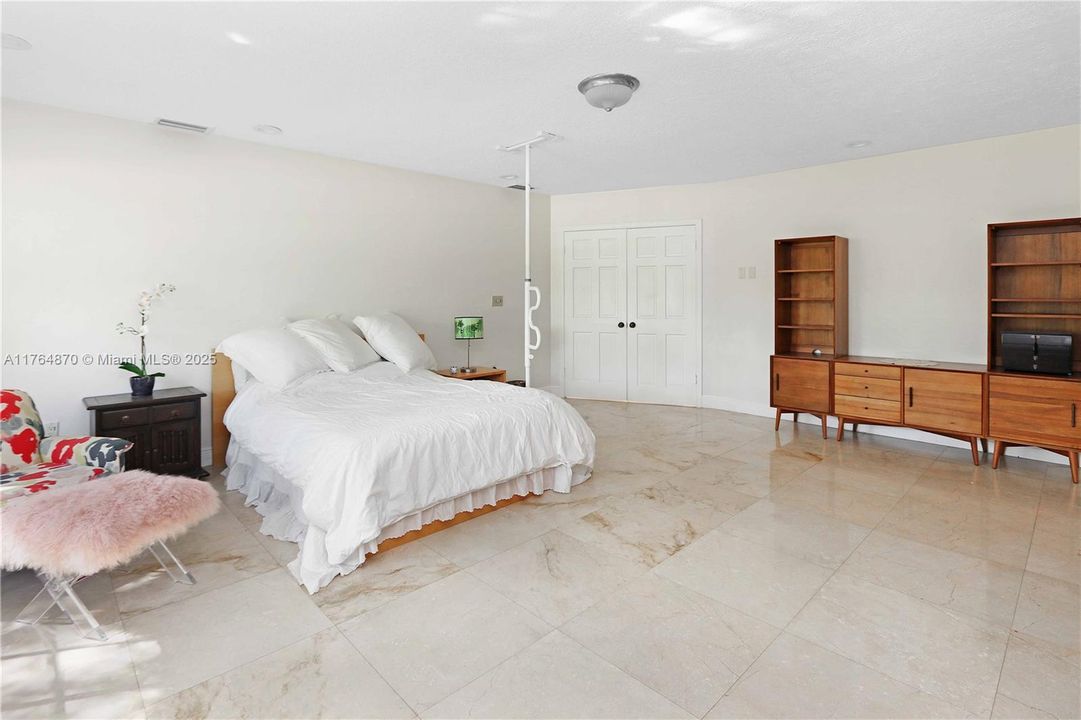 Vendido Recientemente: $1,199,000 (5 camas, 4 baños, 4247 Pies cuadrados)