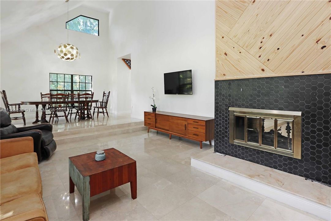 Vendido Recientemente: $1,199,000 (5 camas, 4 baños, 4247 Pies cuadrados)