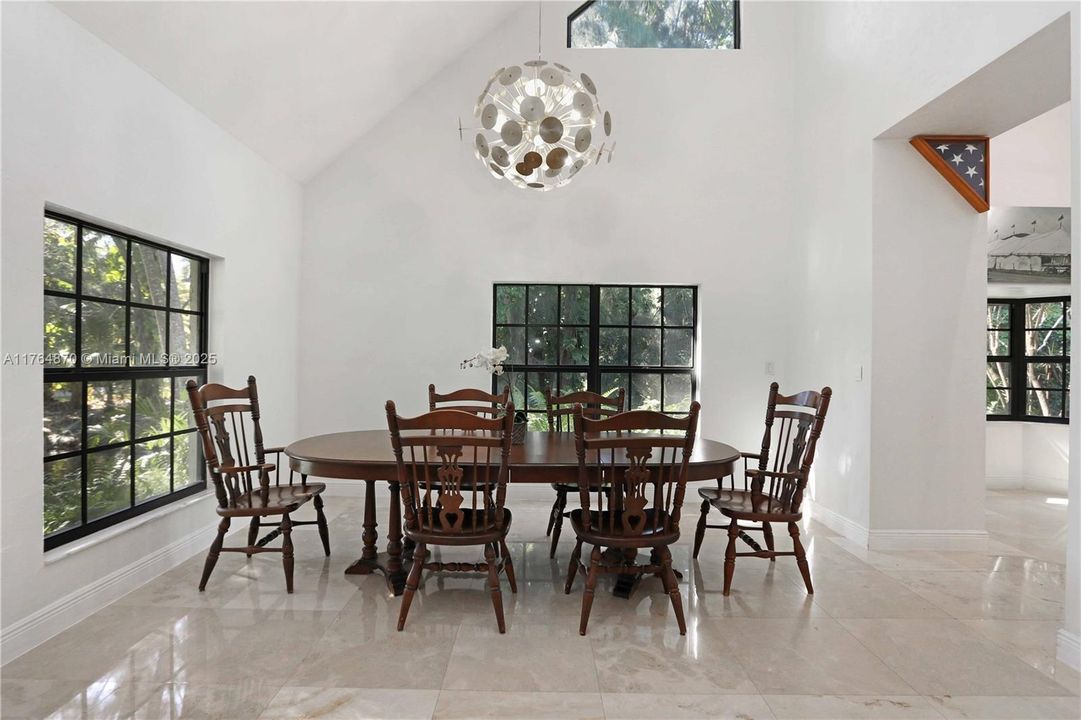 Vendido Recientemente: $1,199,000 (5 camas, 4 baños, 4247 Pies cuadrados)