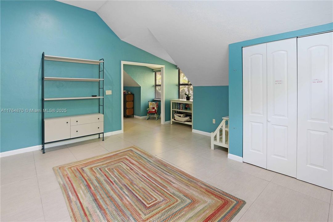 Vendido Recientemente: $1,199,000 (5 camas, 4 baños, 4247 Pies cuadrados)