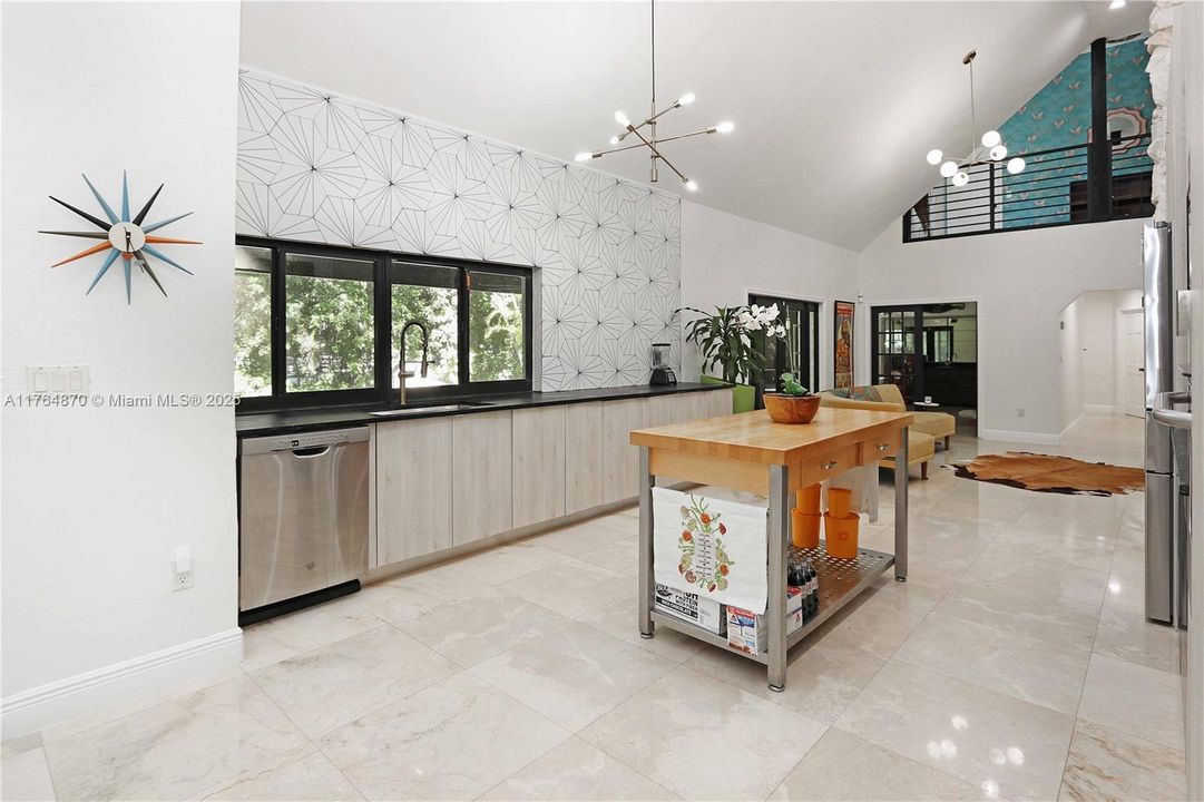 Vendido Recientemente: $1,199,000 (5 camas, 4 baños, 4247 Pies cuadrados)