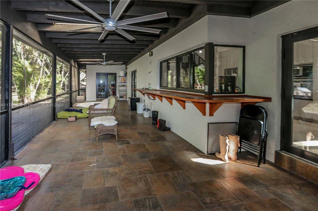 Vendido Recientemente: $1,199,000 (5 camas, 4 baños, 4247 Pies cuadrados)