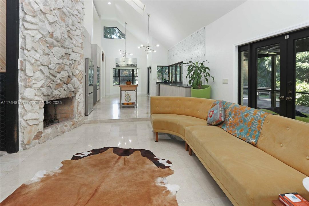 Vendido Recientemente: $1,199,000 (5 camas, 4 baños, 4247 Pies cuadrados)