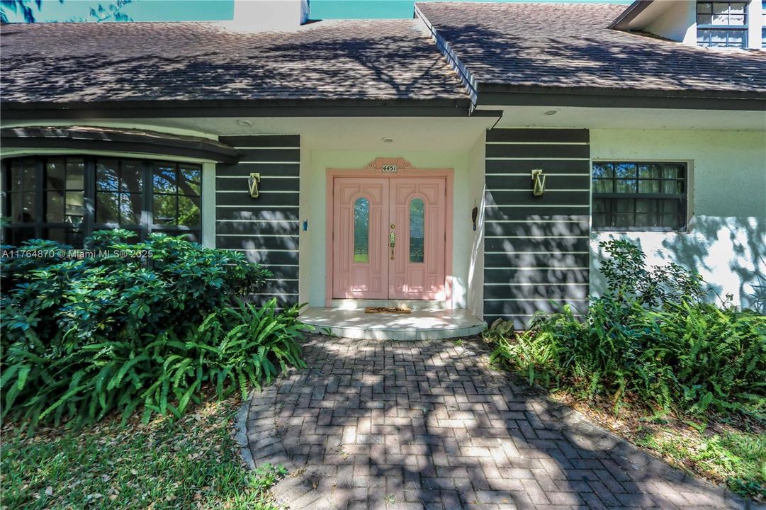 Vendido Recientemente: $1,199,000 (5 camas, 4 baños, 4247 Pies cuadrados)