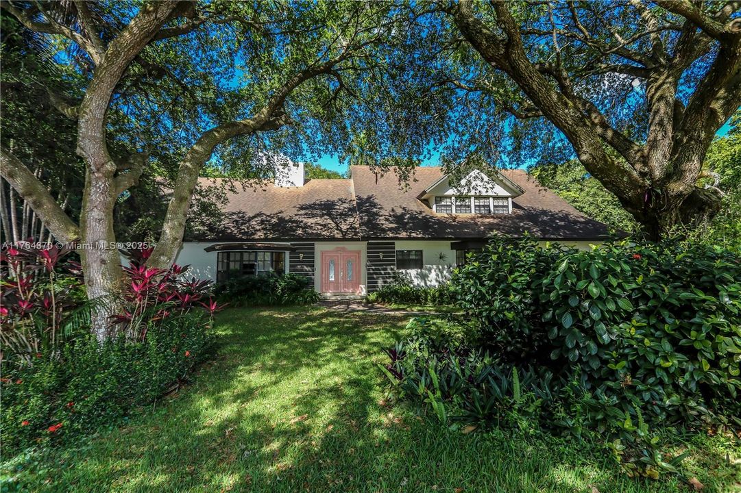 Vendido Recientemente: $1,199,000 (5 camas, 4 baños, 4247 Pies cuadrados)