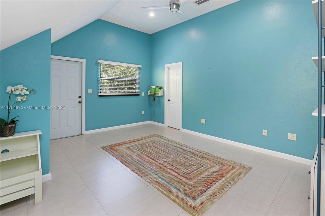 Vendido Recientemente: $1,199,000 (5 camas, 4 baños, 4247 Pies cuadrados)