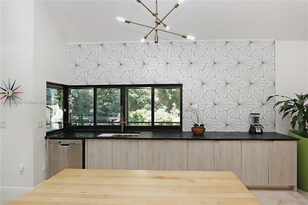 Vendido Recientemente: $1,199,000 (5 camas, 4 baños, 4247 Pies cuadrados)