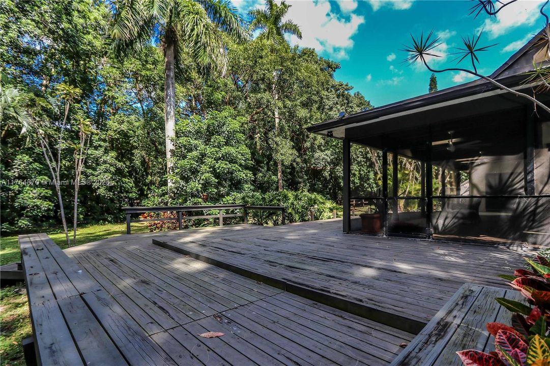 Vendido Recientemente: $1,199,000 (5 camas, 4 baños, 4247 Pies cuadrados)