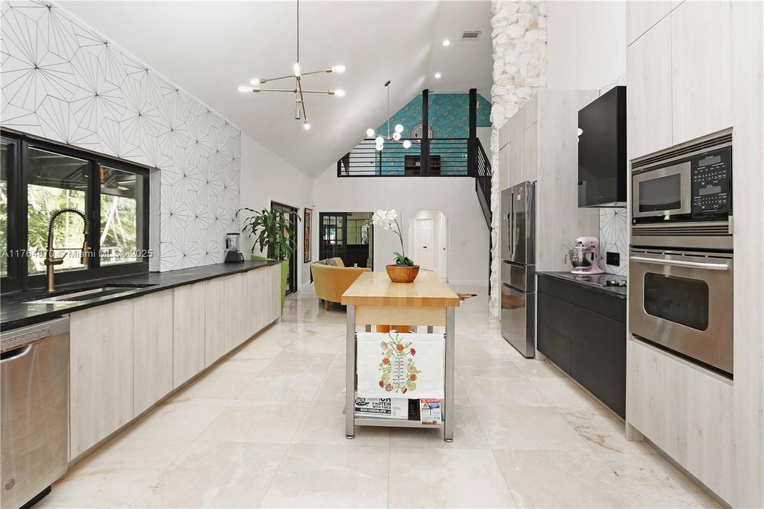 Vendido Recientemente: $1,199,000 (5 camas, 4 baños, 4247 Pies cuadrados)