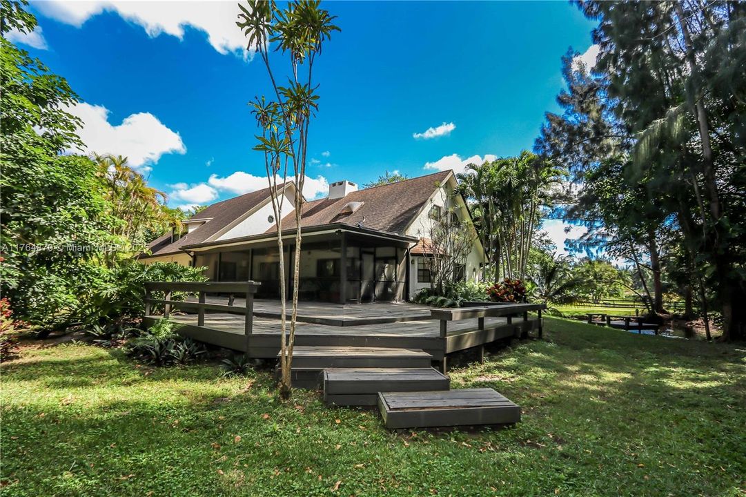 Vendido Recientemente: $1,199,000 (5 camas, 4 baños, 4247 Pies cuadrados)