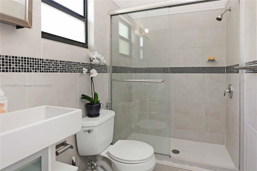 Vendido Recientemente: $1,199,000 (5 camas, 4 baños, 4247 Pies cuadrados)