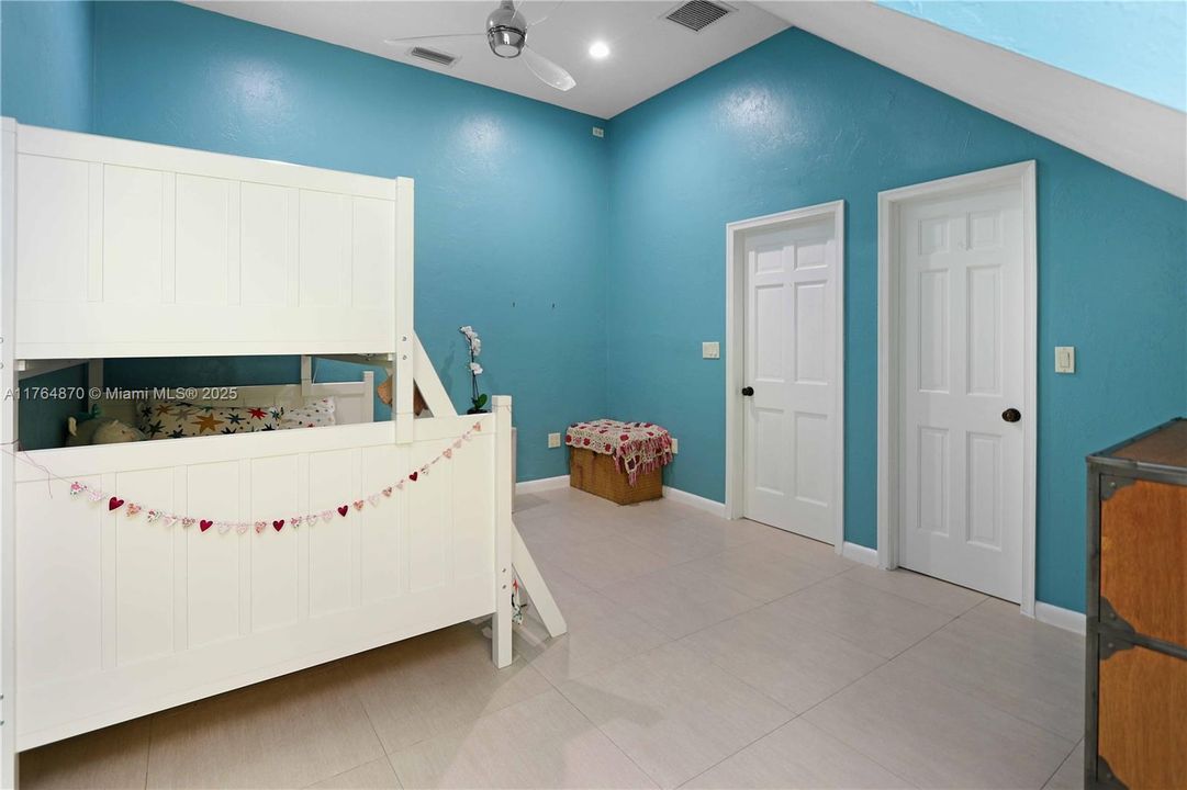 Vendido Recientemente: $1,199,000 (5 camas, 4 baños, 4247 Pies cuadrados)