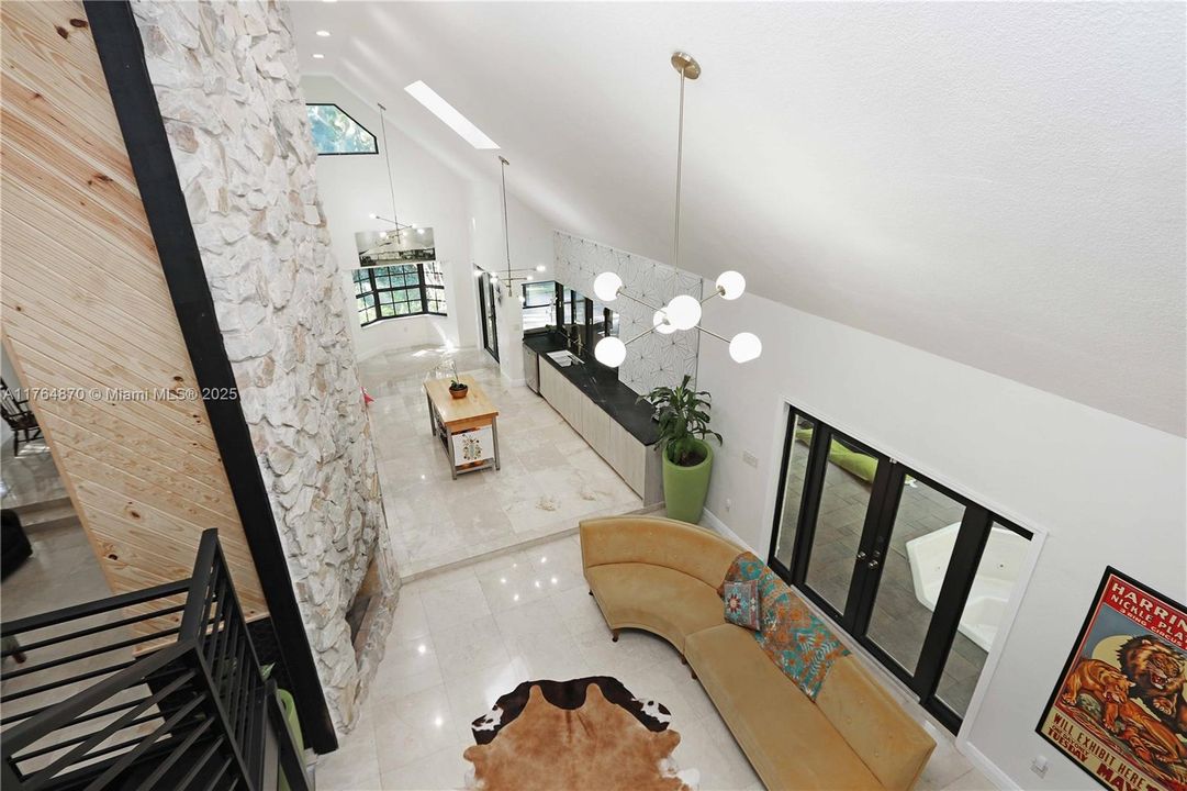 Vendido Recientemente: $1,199,000 (5 camas, 4 baños, 4247 Pies cuadrados)