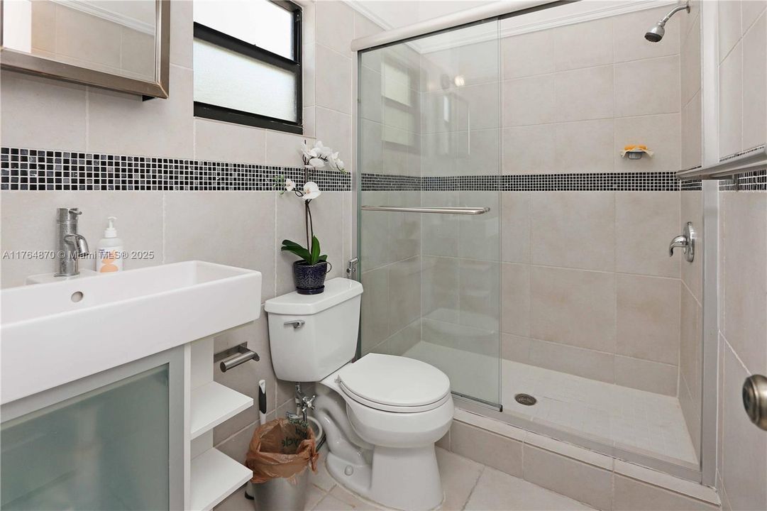 Vendido Recientemente: $1,199,000 (5 camas, 4 baños, 4247 Pies cuadrados)