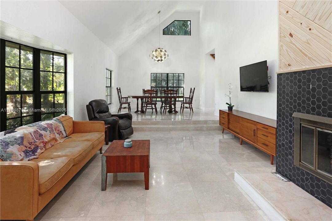 Vendido Recientemente: $1,199,000 (5 camas, 4 baños, 4247 Pies cuadrados)