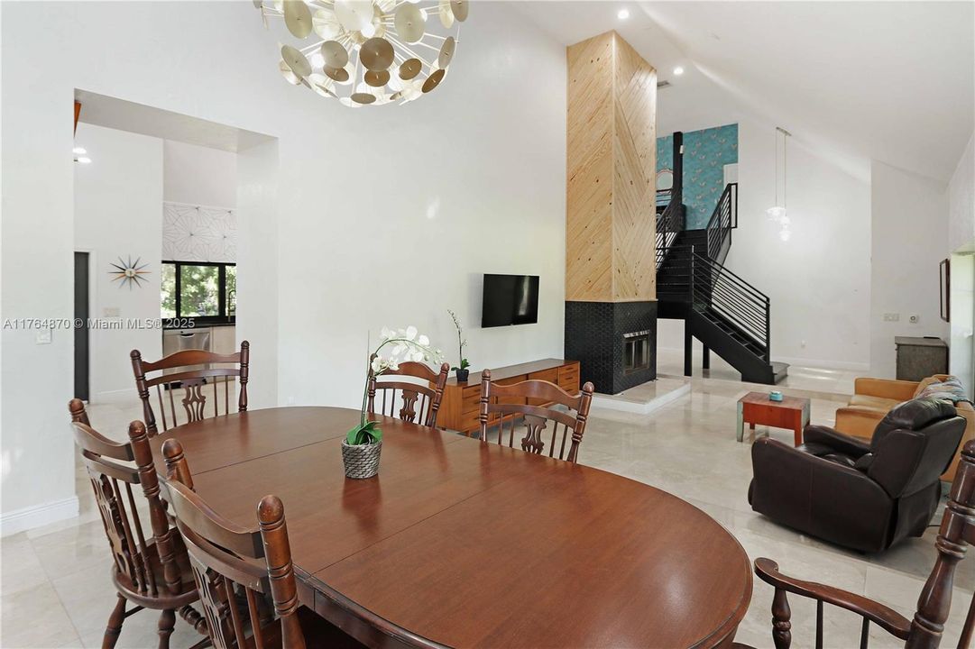 Vendido Recientemente: $1,199,000 (5 camas, 4 baños, 4247 Pies cuadrados)