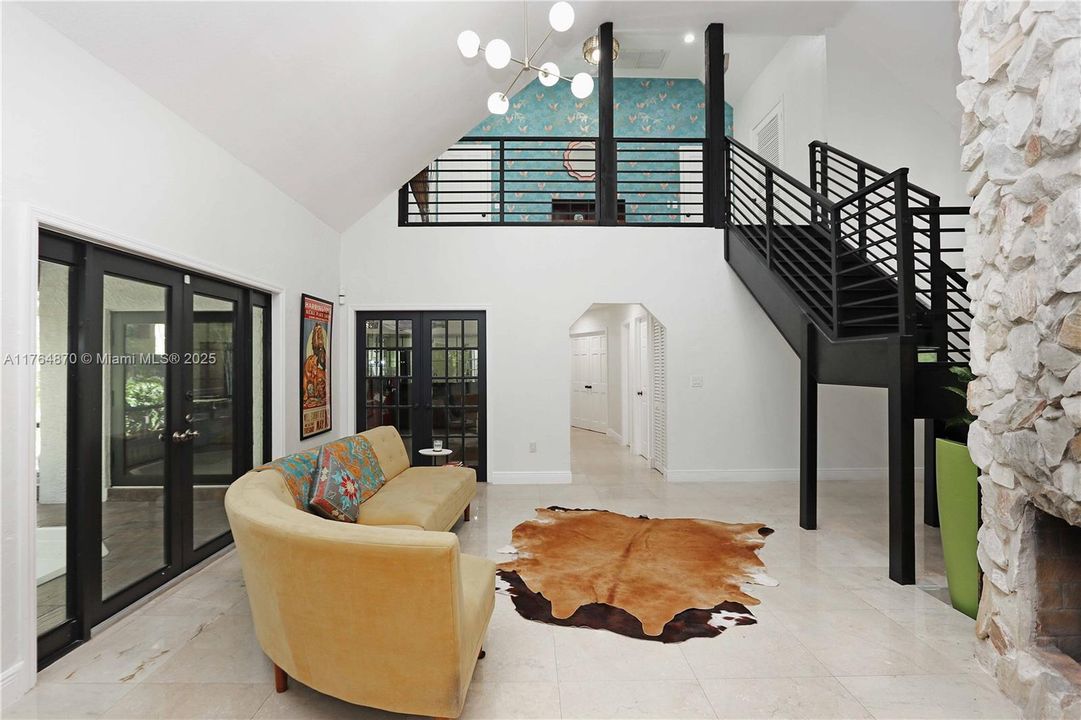 Vendido Recientemente: $1,199,000 (5 camas, 4 baños, 4247 Pies cuadrados)