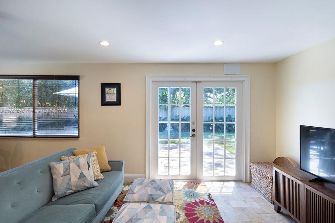 Recently Sold: $1,289,000 (3 beds, 2 baths, 1679 Square Feet)