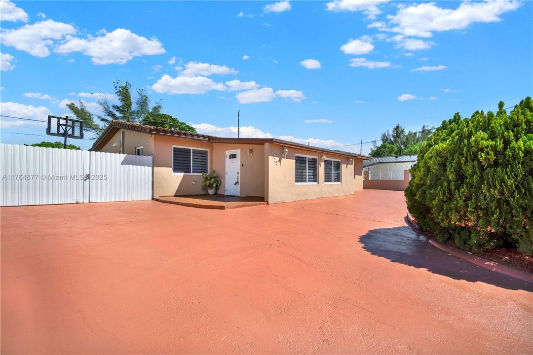 Recently Sold: $775,000 (4 beds, 2 baths, 1930 Square Feet)