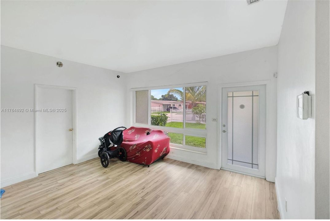 Vendido Recientemente: $569,990 (3 camas, 2 baños, 1380 Pies cuadrados)