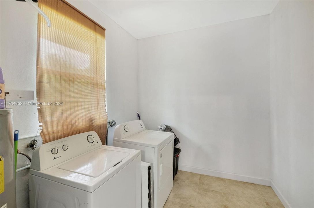 Vendido Recientemente: $569,990 (3 camas, 2 baños, 1380 Pies cuadrados)