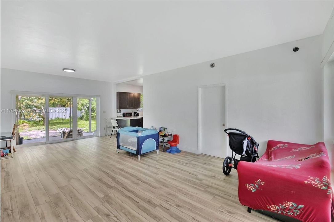 Vendido Recientemente: $569,990 (3 camas, 2 baños, 1380 Pies cuadrados)