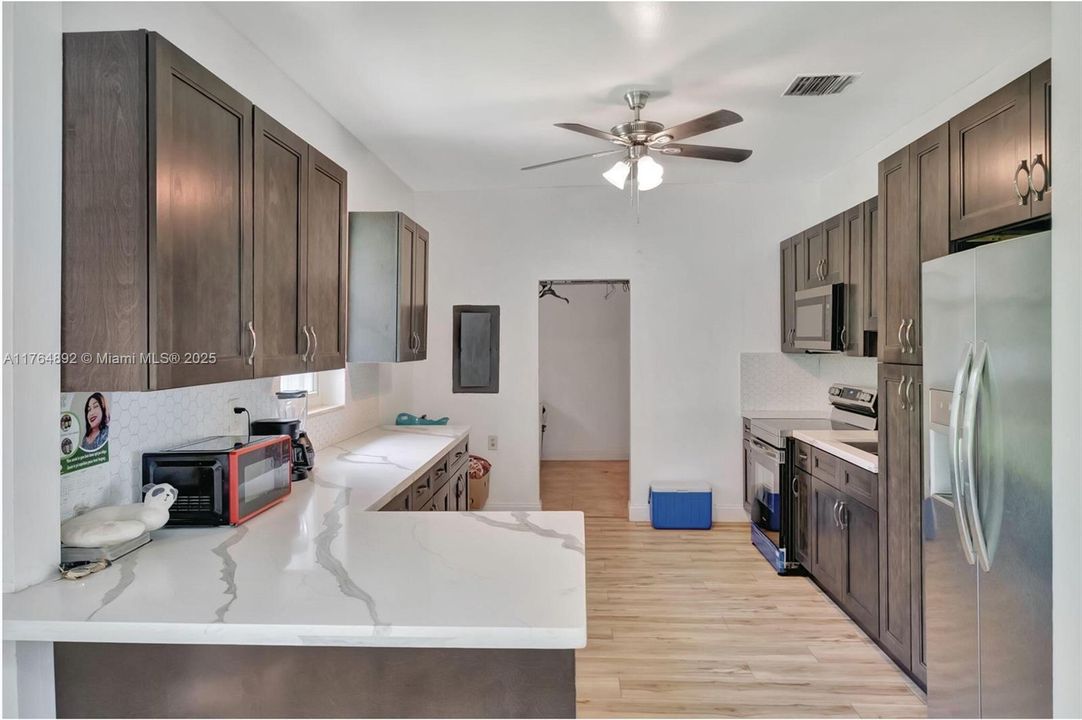 Vendido Recientemente: $569,990 (3 camas, 2 baños, 1380 Pies cuadrados)