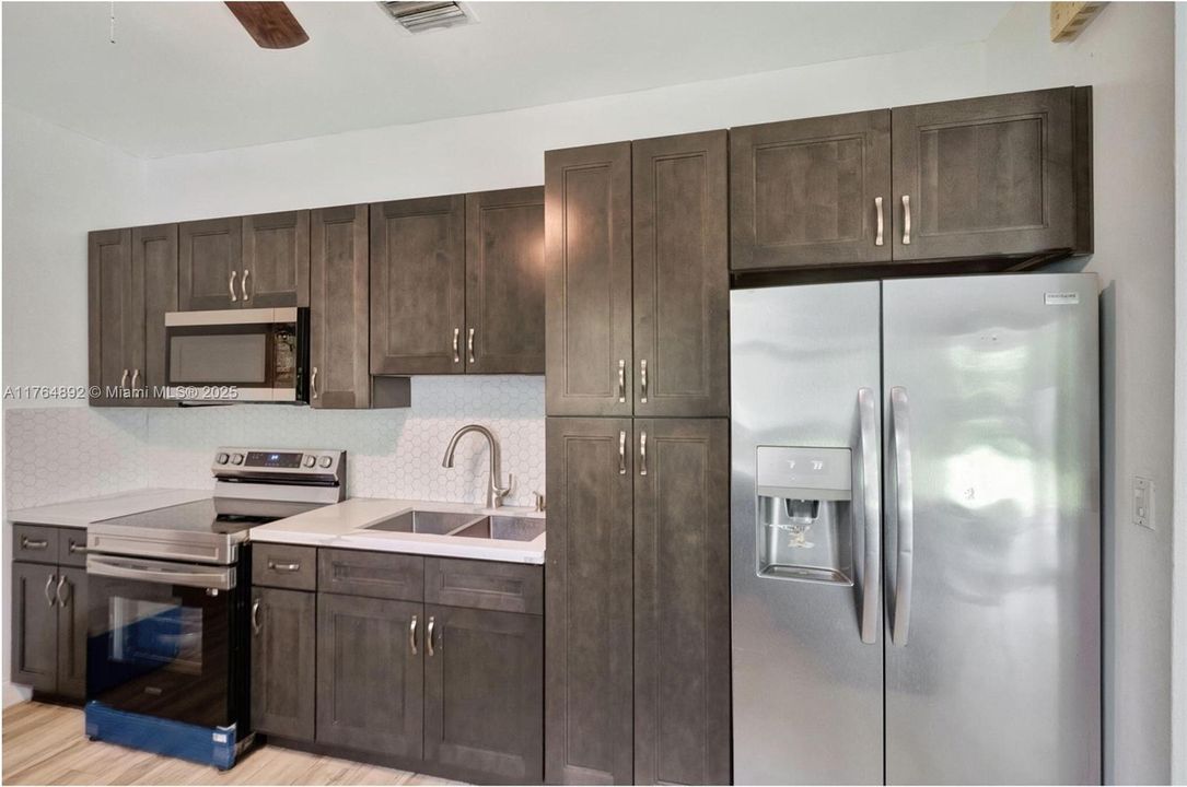 Vendido Recientemente: $569,990 (3 camas, 2 baños, 1380 Pies cuadrados)