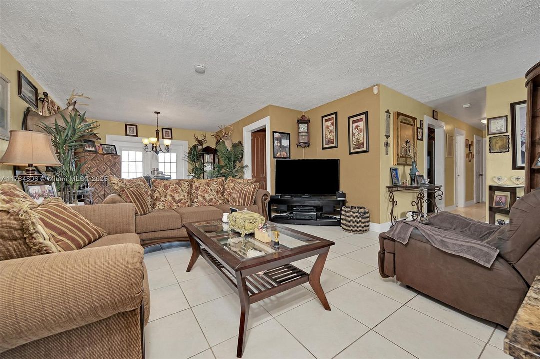 最近售出: $460,000 (3 贝兹, 2 浴室, 1264 平方英尺)